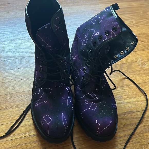 Constellation Boots - Picture 2 of 3